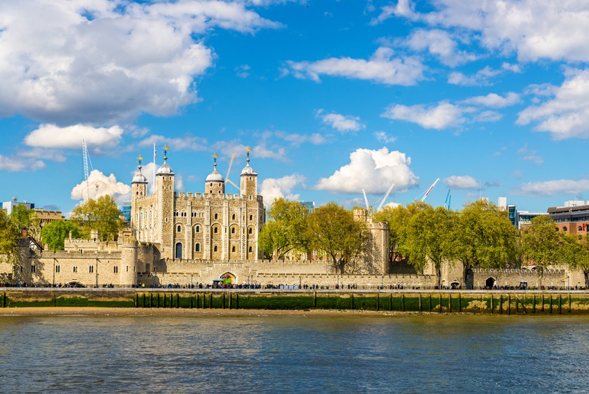 Découvrez les secrets de la Tour de Londres : un voyage fascinant à travers l'histoire de l'Angleterre.