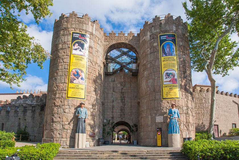 Découvrez la magie de Poble Espanyol : un village espagnol au cœur de Barcelone.