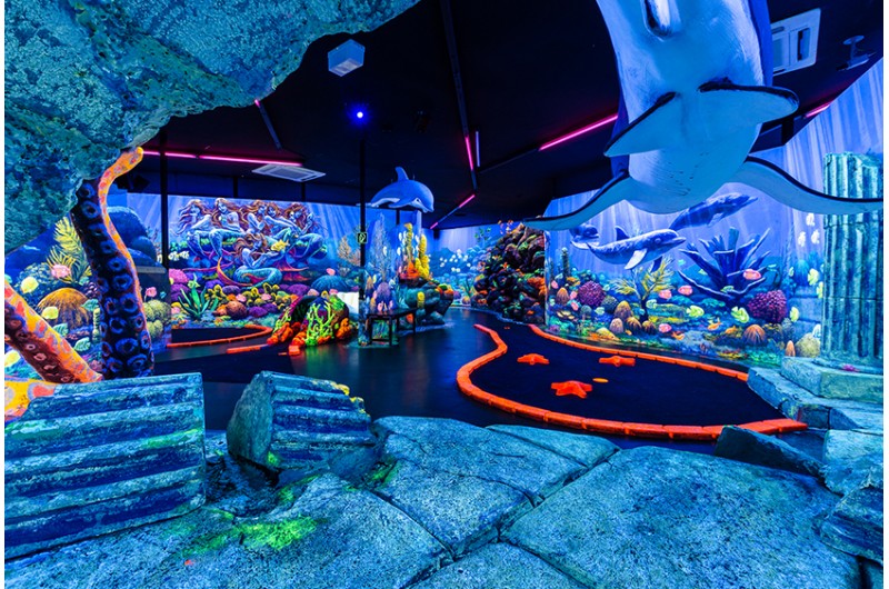 Le parcours de minigolf en lumière noire à Hambourg