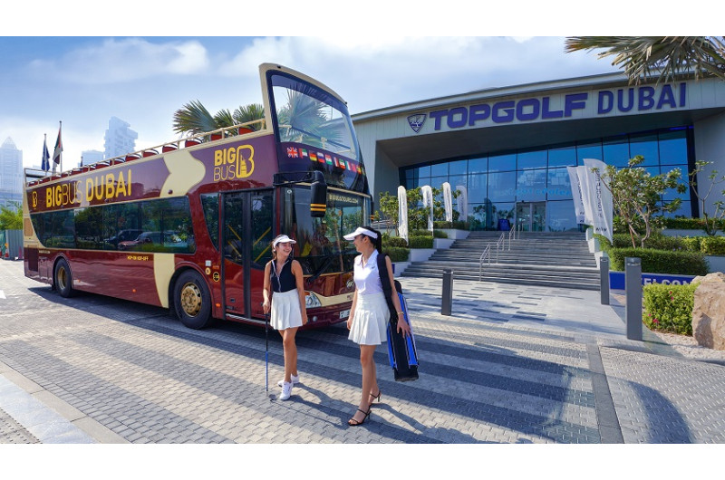 Le Big Bus Dubaï devant le Topgolf