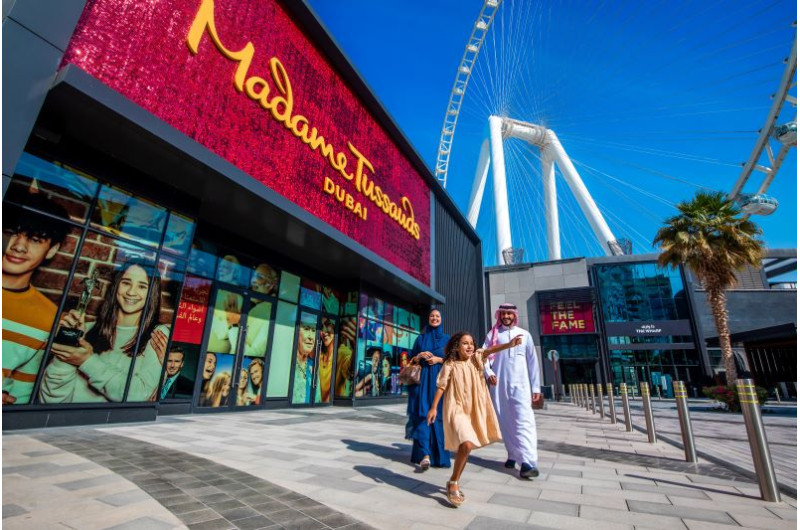 Vue extérieure de Madame Tussauds Dubaï avec la famille